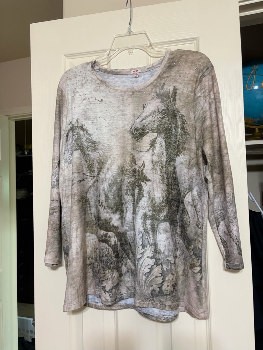 Reba Women's Horse-Print Long Sleeve Top in Gray and Cream